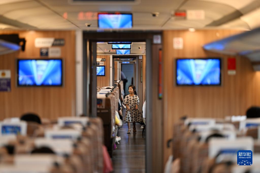 我国首条设计时速350公里高铁迎来15岁生日