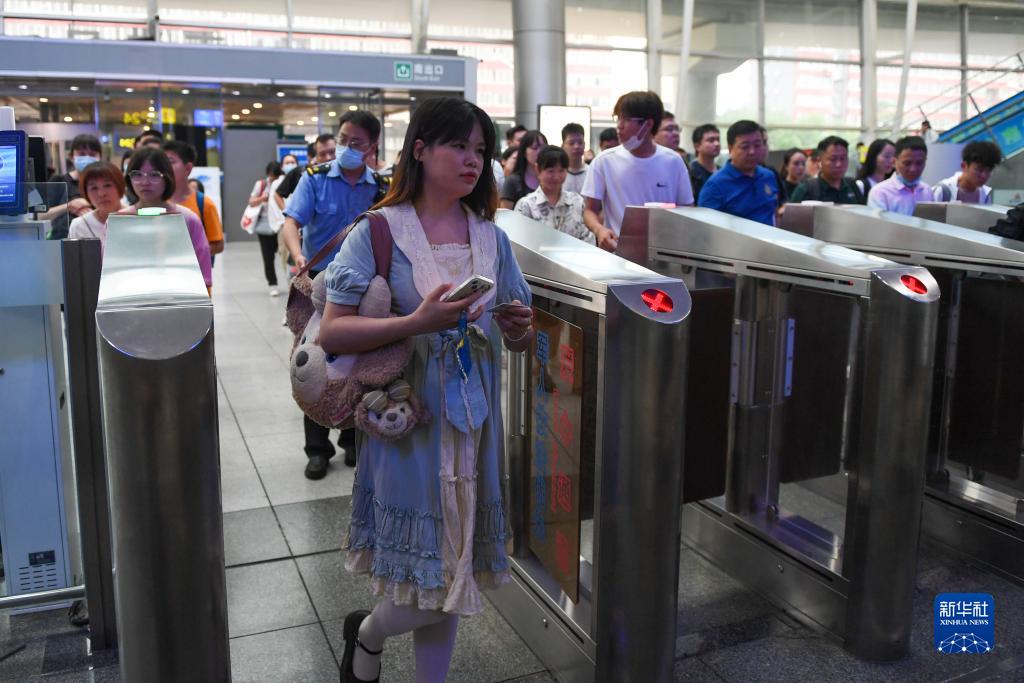 我国首条设计时速350公里高铁迎来15岁生日