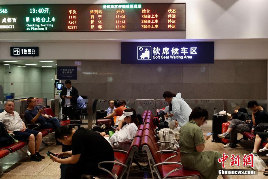 北京西站部分列车因降雨晚点停运 旅客滞留