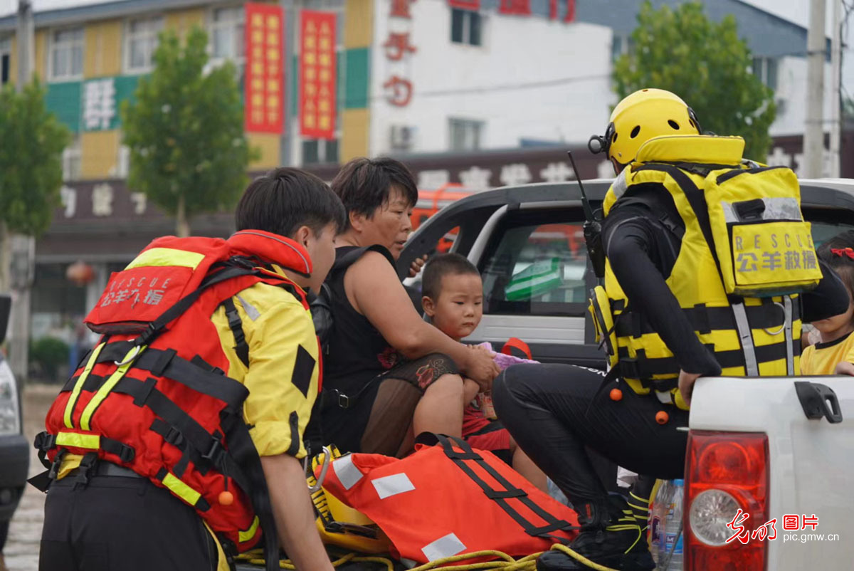 【防汛在一线】图刊丨橡皮艇 救生衣 专业救援力量在行动