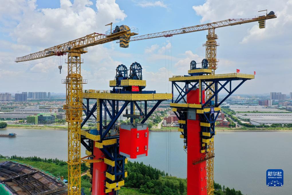广东佛山：智能钢塔提升机助力顺德大桥建设