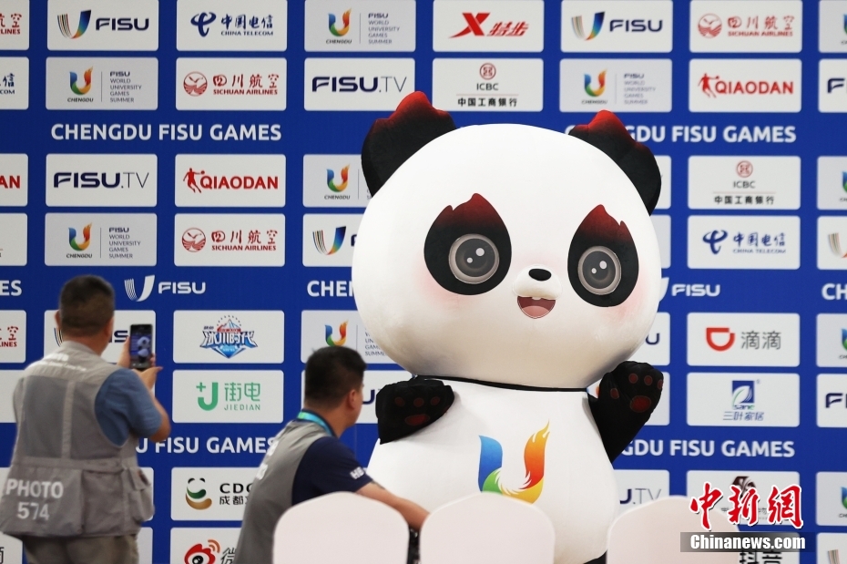 （成都大运会）盘点成都大运会赛场上的“显眼包”——吉祥物“蓉宝”