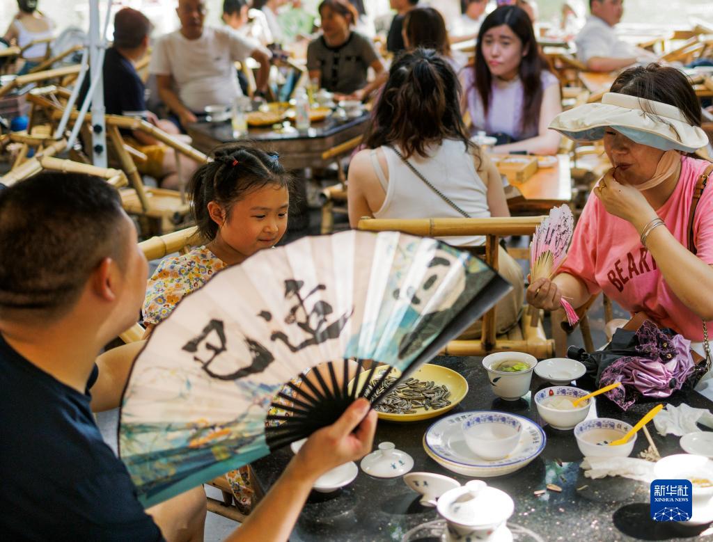 成都“网红”鹤鸣茶社100周岁了！