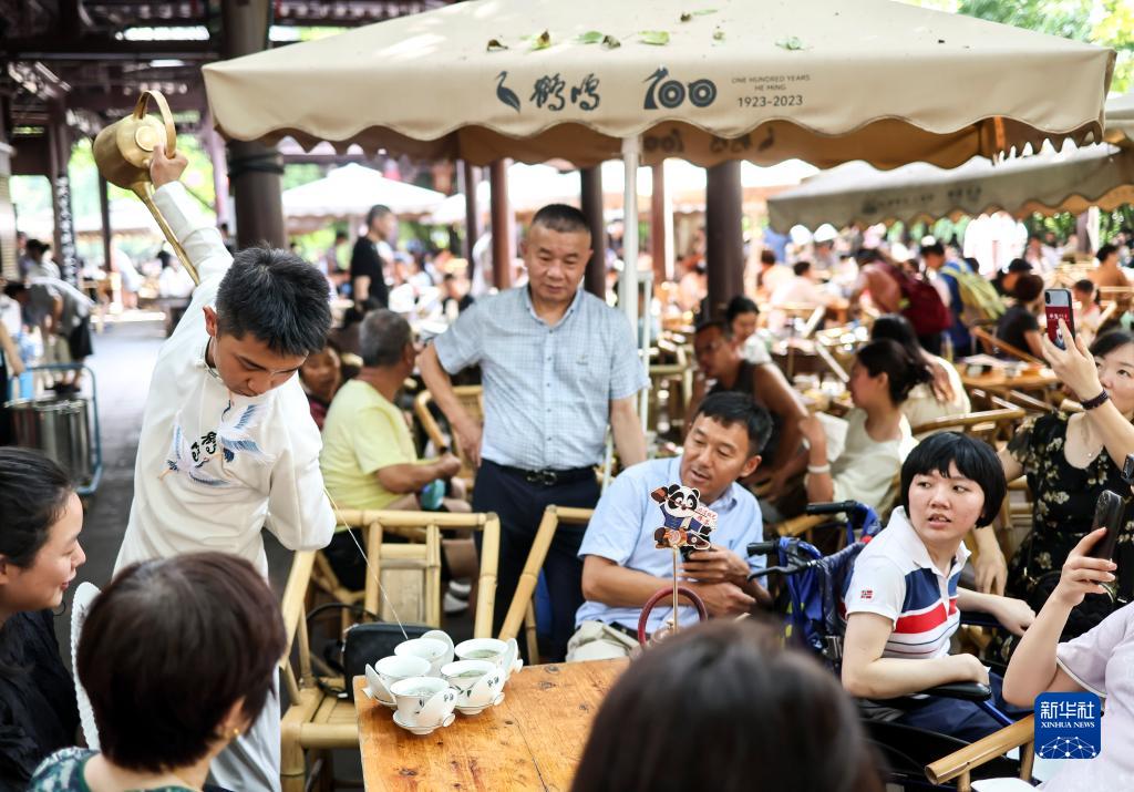 成都“网红”鹤鸣茶社100周岁了！