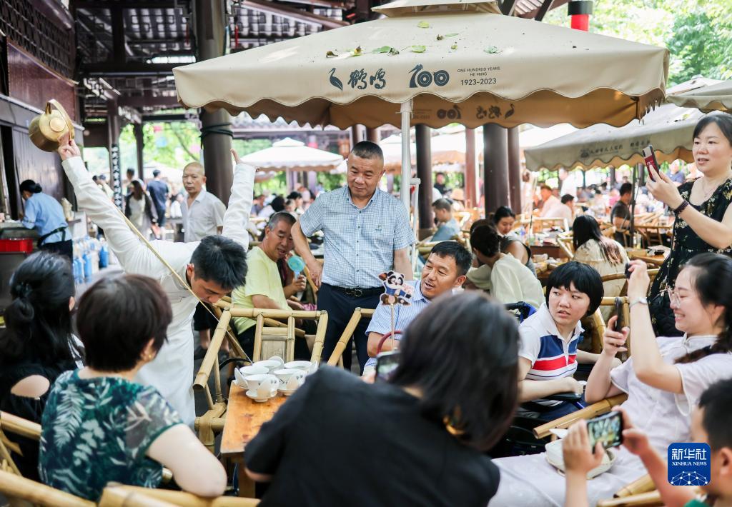 成都“网红”鹤鸣茶社100周岁了！