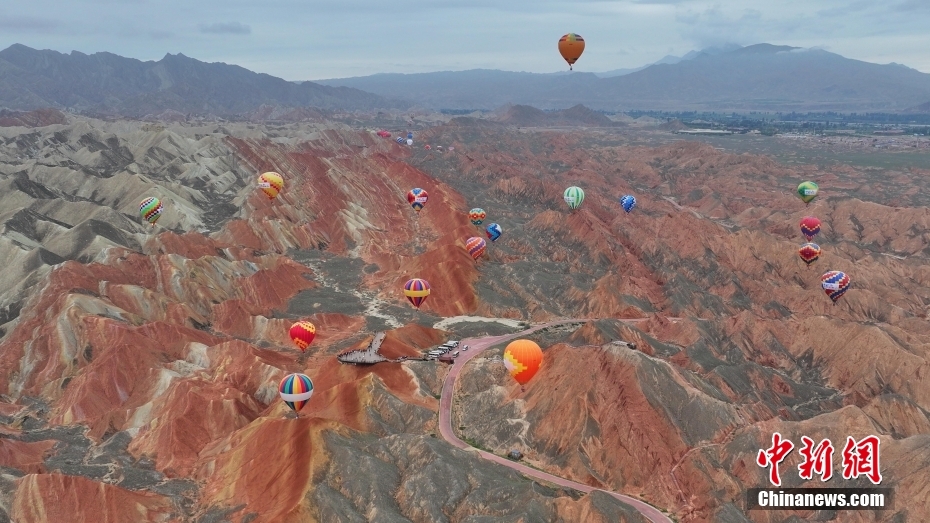 甘肃张掖七彩丹霞“邂逅”热气球