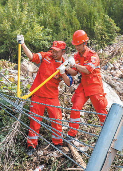 凝聚起防汛抗洪救灾和灾后恢复重建的强大力量（党旗在基层一线高高飘扬）