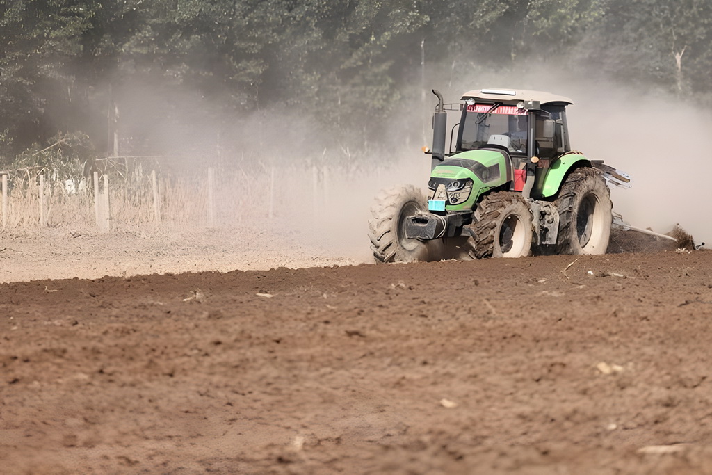 河北涿州:加快灾后复耕补种 8月18日,农业机械在涿州市豆庄镇白马庄村进行灾后复耕。