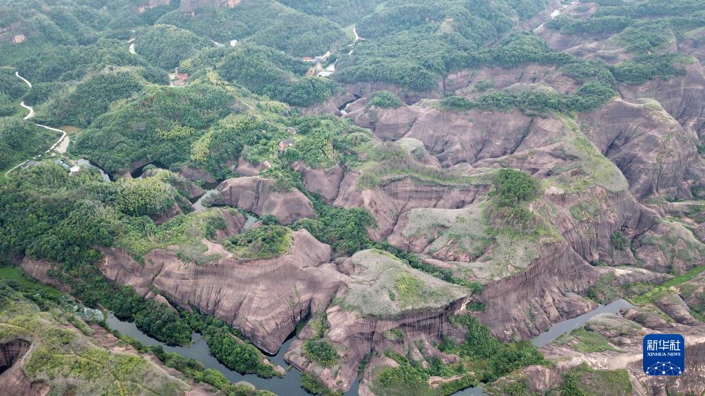 鸟瞰丹霞奇观高椅岭