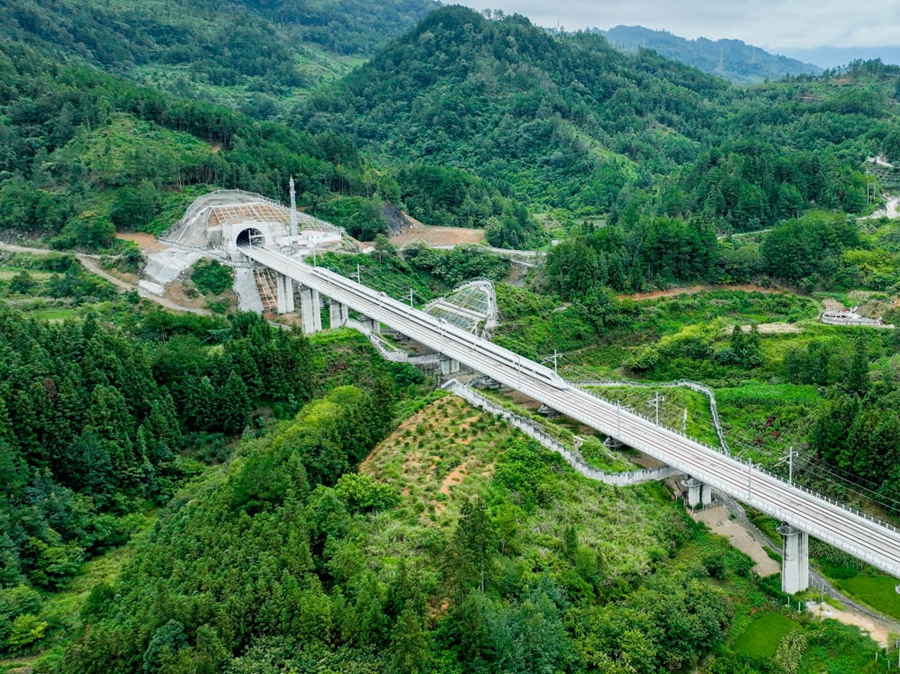 山海咫尺间——写在贵南高铁开通之际