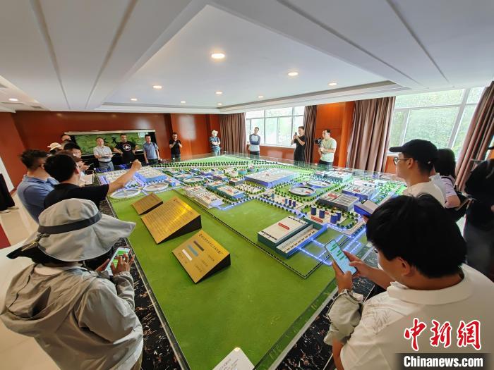 “沿着河湖看新疆”走进新疆库尔勒：昔日戈壁荒滩如今绿树成荫成民众休闲漫步打卡地