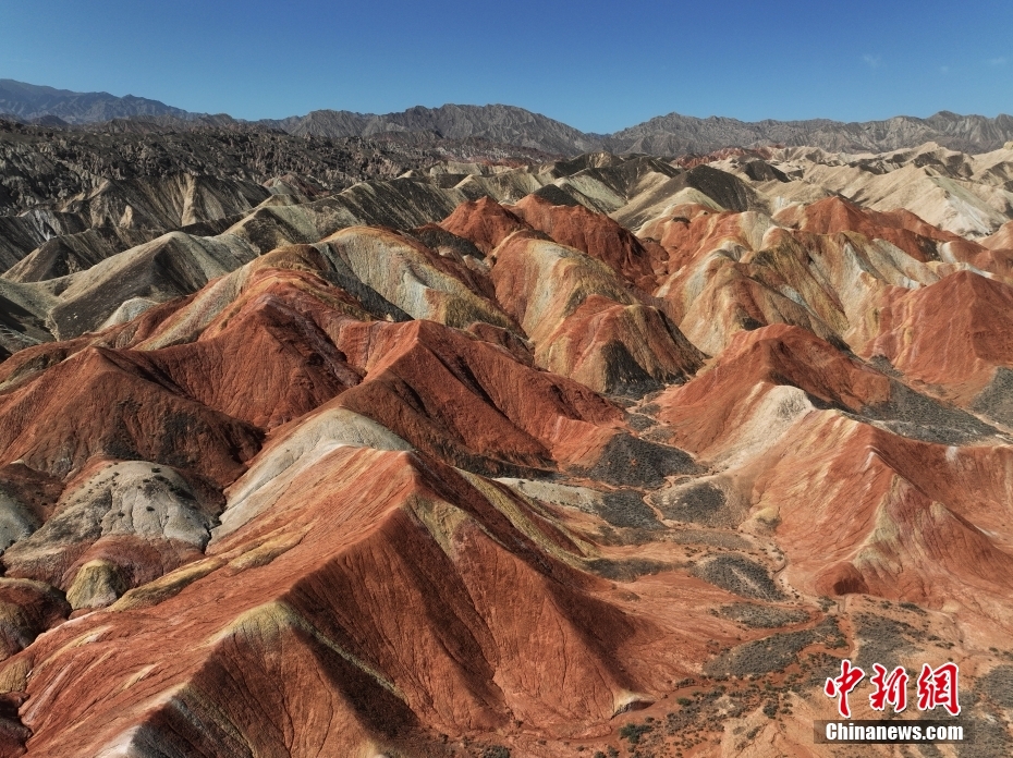 甘肃张掖七彩丹霞旅游热度持续