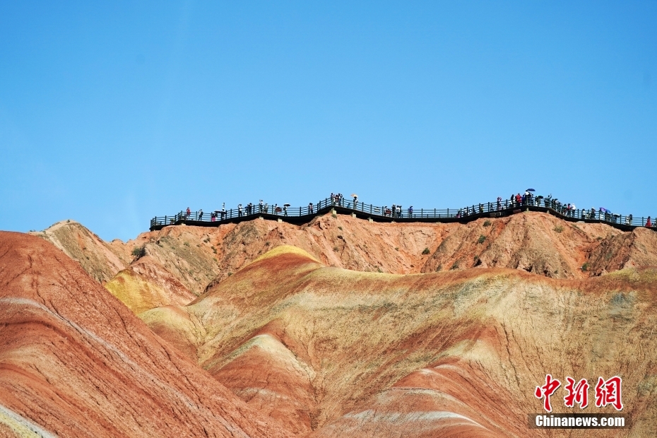 甘肃张掖七彩丹霞旅游热度持续