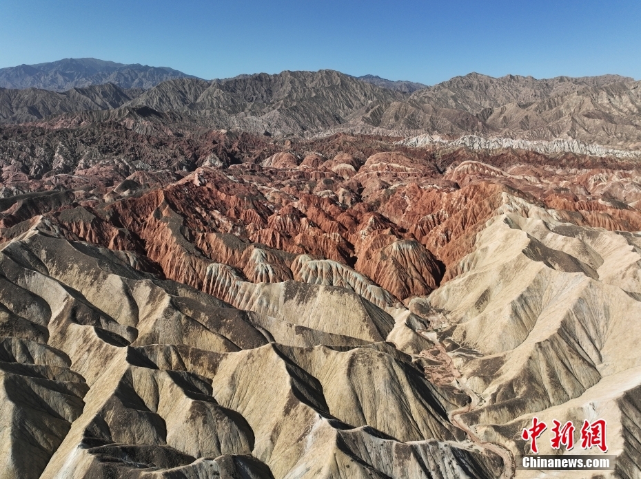 甘肃张掖七彩丹霞旅游热度持续