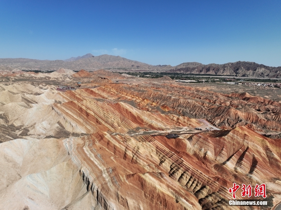 甘肃张掖七彩丹霞旅游热度持续