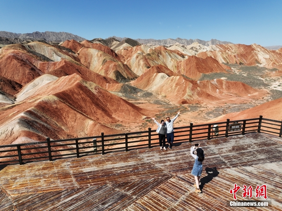 甘肃张掖七彩丹霞旅游热度持续