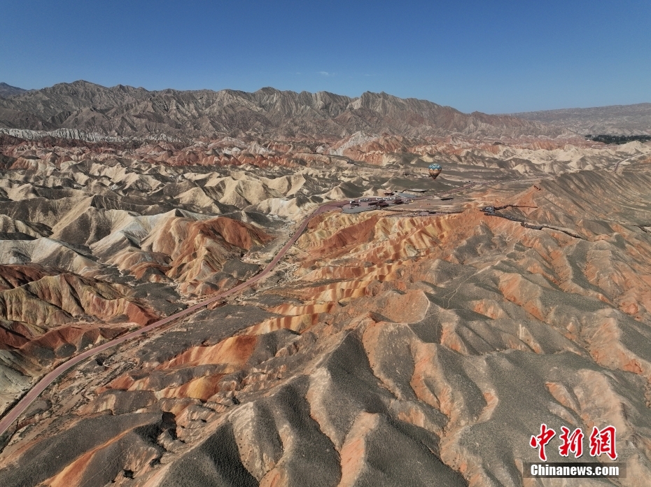 甘肃张掖七彩丹霞旅游热度持续