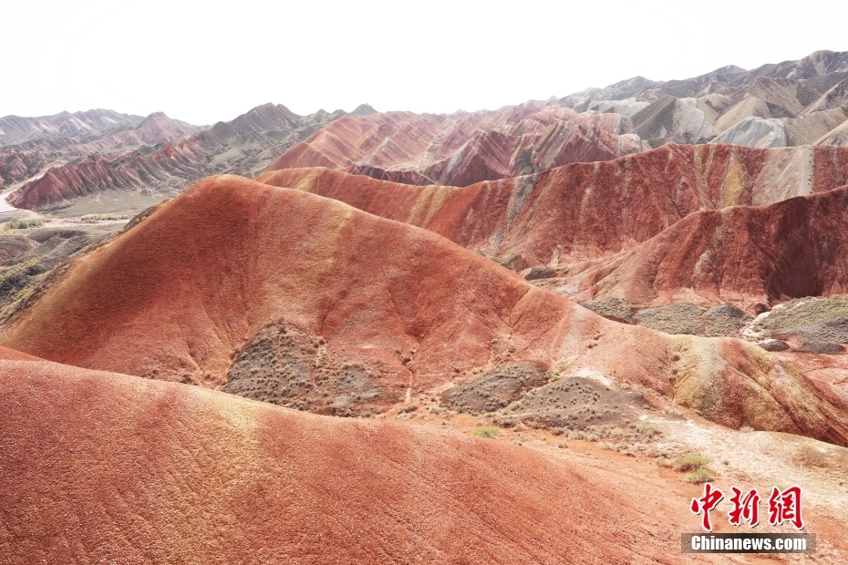 甘肃张掖七彩丹霞旅游热度持续