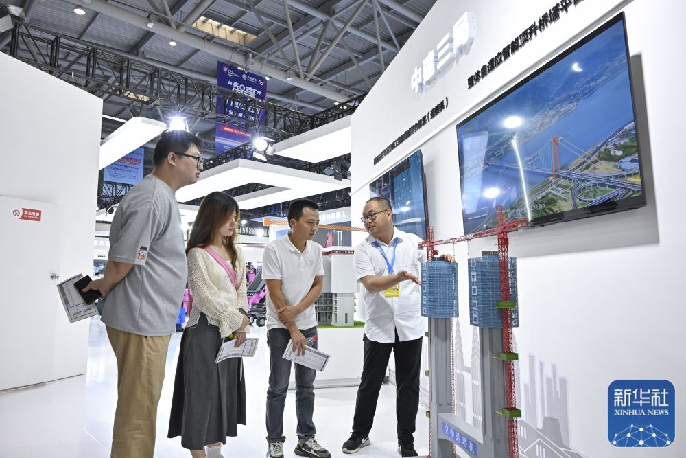 新华全媒+丨2023中国国际智能产业博览会拉开帷幕