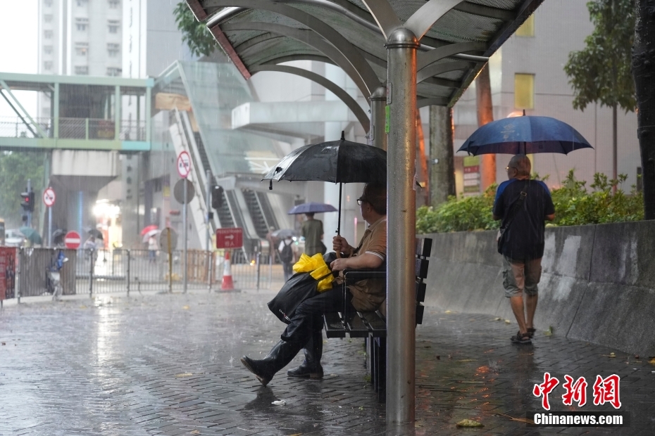暴雨侵袭香港 黑色暴雨警告信号持续时间创历史