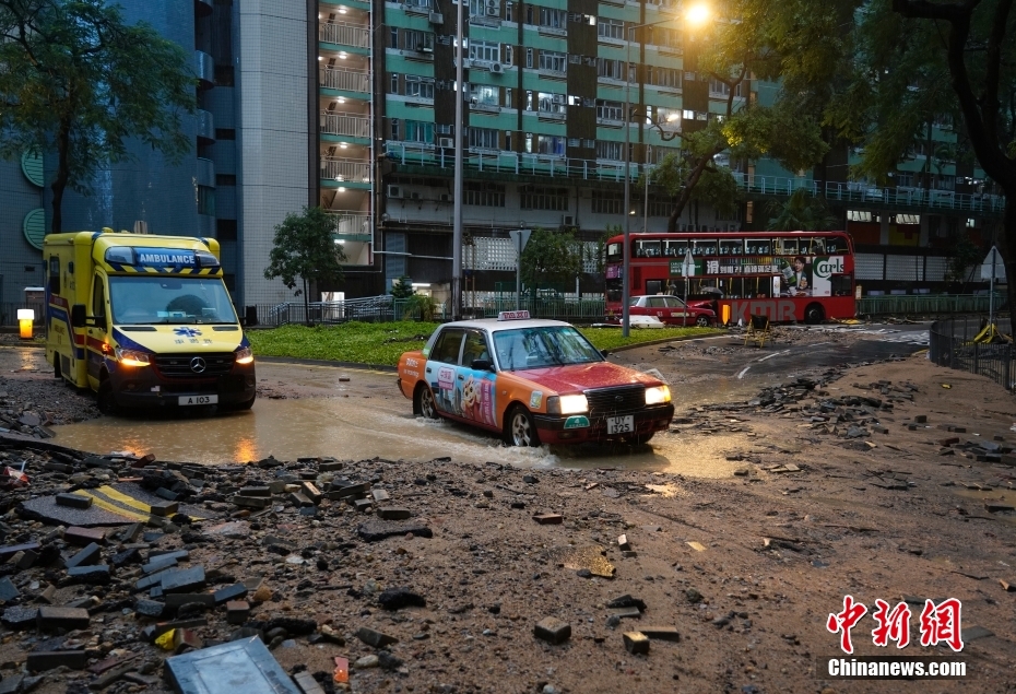 暴雨侵袭香港 黑色暴雨警告信号持续时间创历史