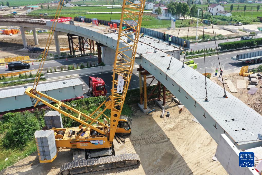 东兴高速上跨G15沈海高速架梁施工全部完成