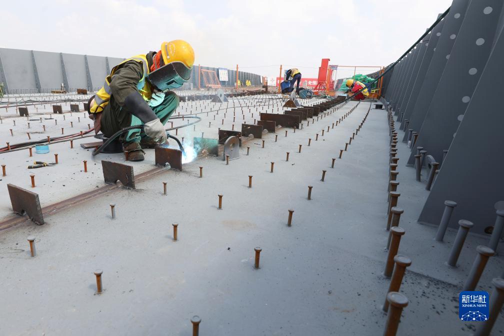 东兴高速上跨G15沈海高速架梁施工全部完成