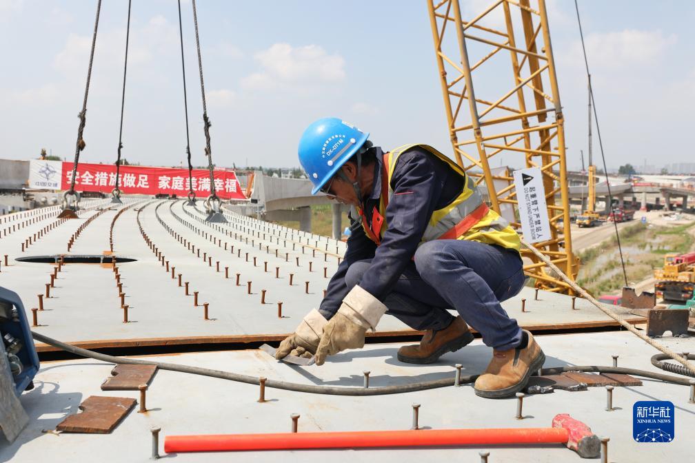 东兴高速上跨G15沈海高速架梁施工全部完成