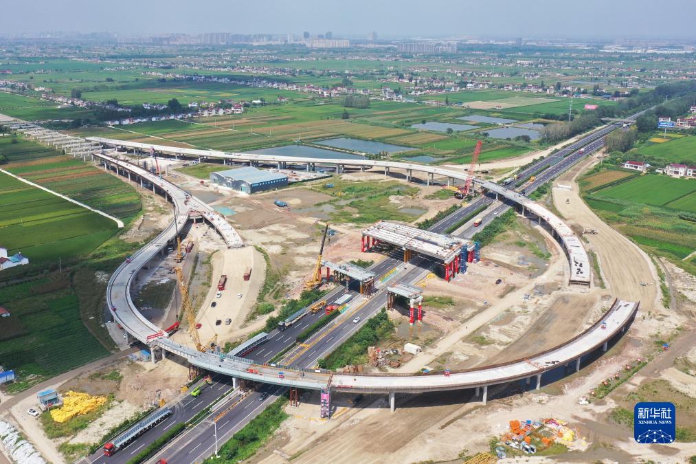 东兴高速上跨G15沈海高速架梁施工全部完成
