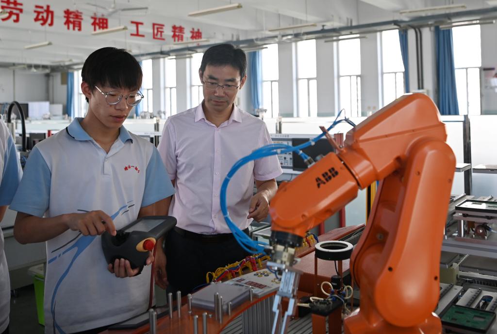 培养更多能工巧匠、大国工匠——我国加快推进新时代高技能人才队伍建设