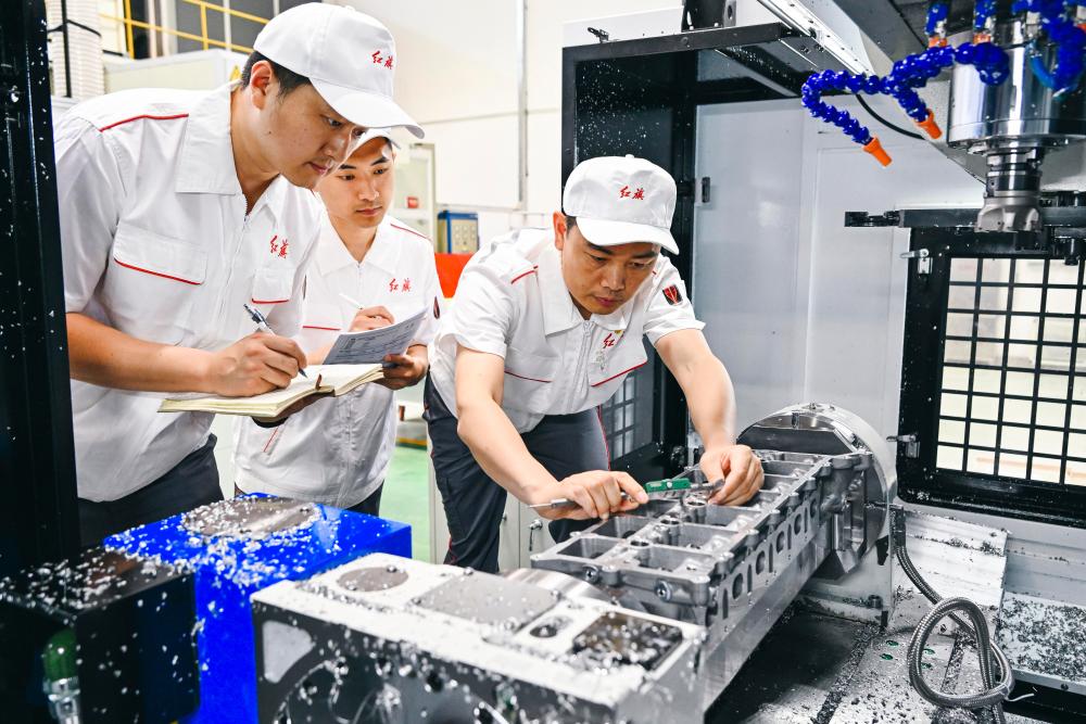 培养更多能工巧匠、大国工匠——我国加快推进新时代高技能人才队伍建设