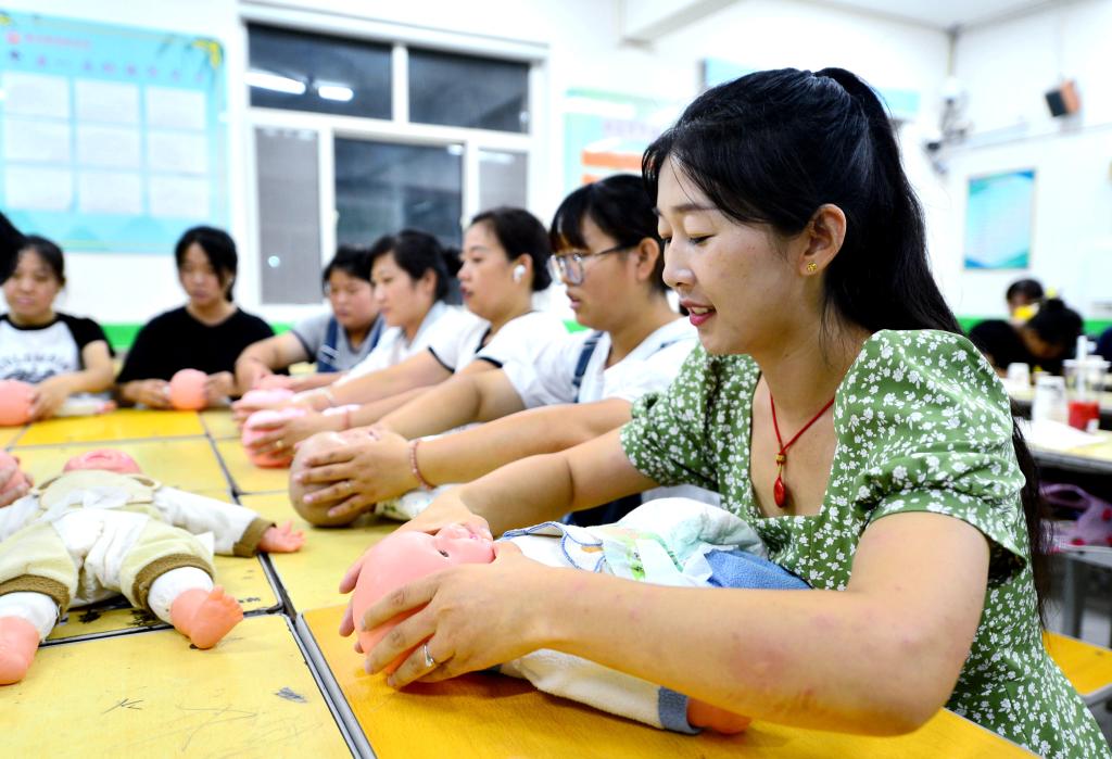 培养更多能工巧匠、大国工匠——我国加快推进新时代高技能人才队伍建设