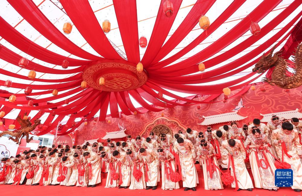 高铁工地上 38对新人举行集体婚礼