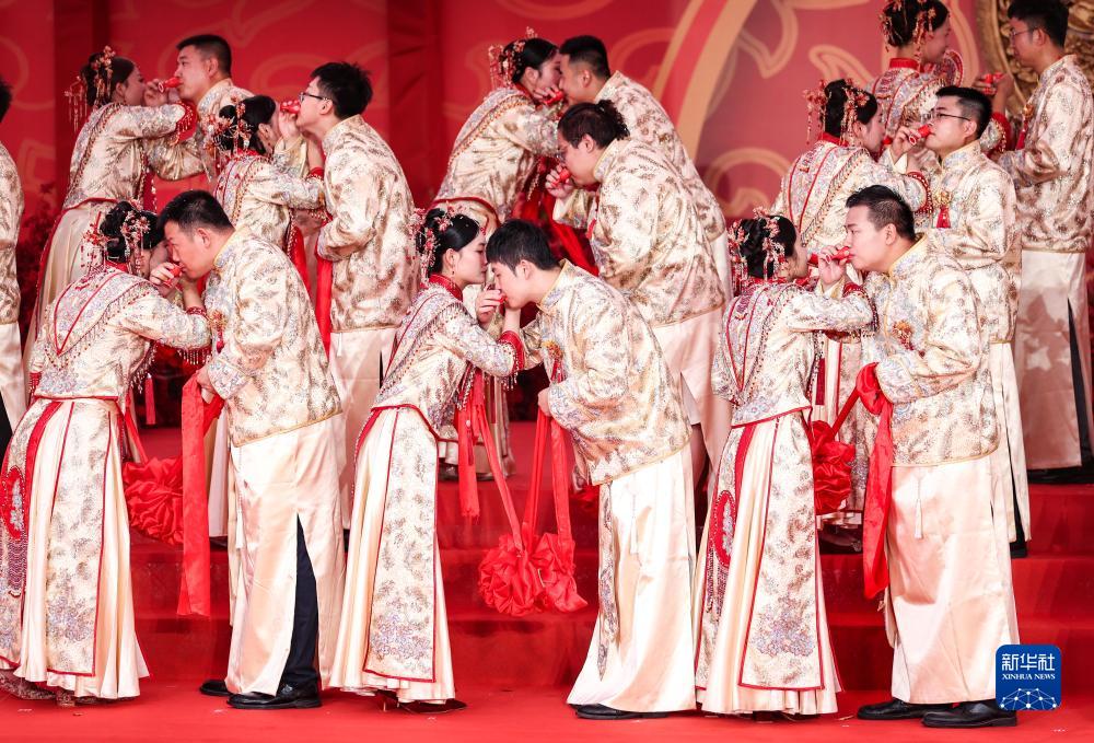 高铁工地上 38对新人举行集体婚礼