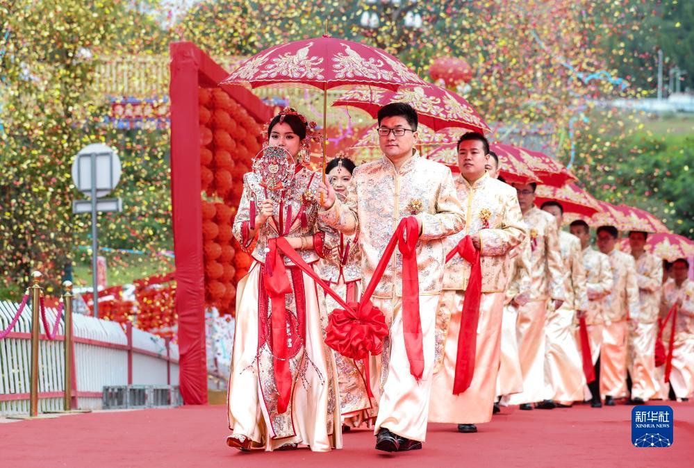高铁工地上 38对新人举行集体婚礼