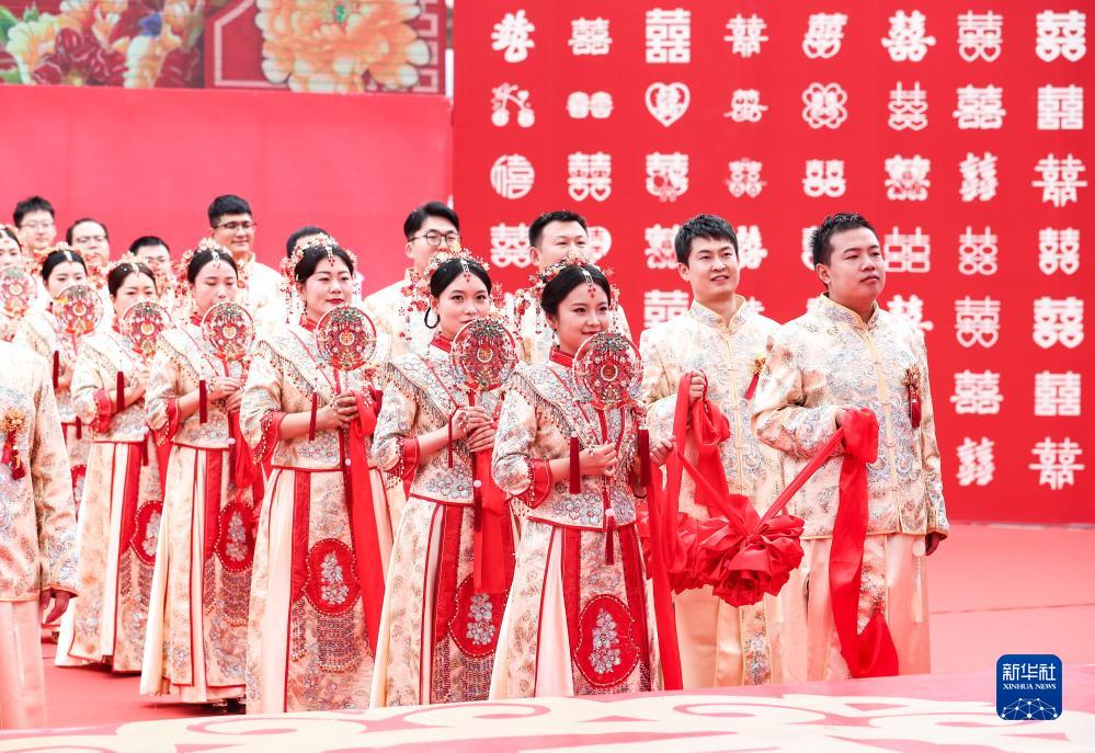高铁工地上 38对新人举行集体婚礼