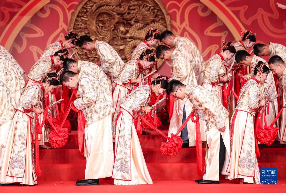 高铁工地上 38对新人举行集体婚礼