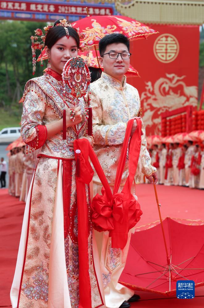 高铁工地上 38对新人举行集体婚礼