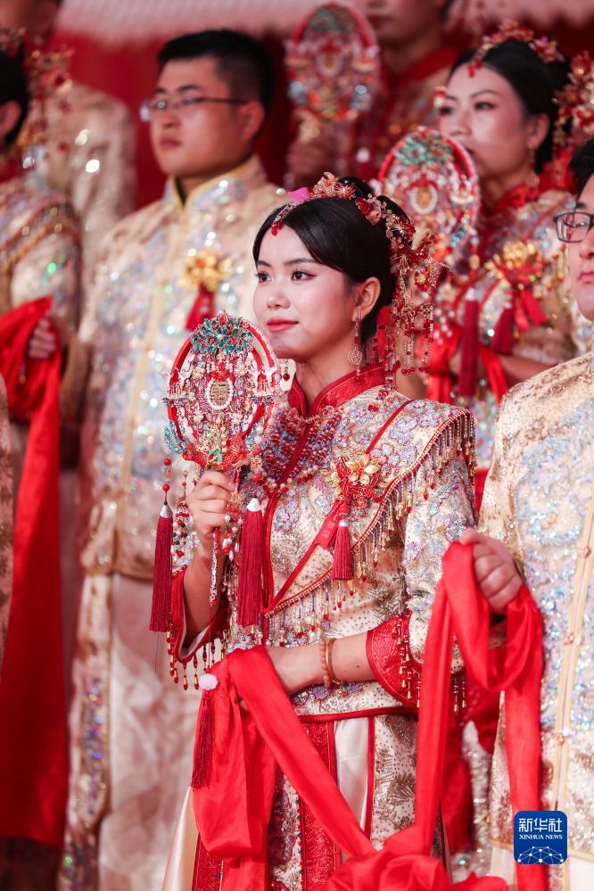 高铁工地上 38对新人举行集体婚礼