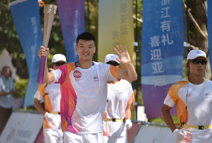 心手相连 点燃梦想——写在杭州亚运会火炬传递活动收官之际