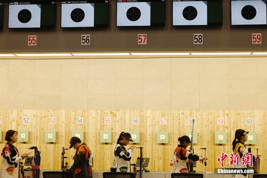 （杭州亚运会）中国队获得女子10米气步枪团体赛金牌