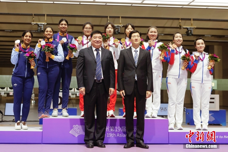 （杭州亚运会）中国队获得女子10米气步枪团体赛金牌