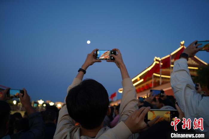 台湾青年天安门观升旗：“是我今年最难忘的体验”