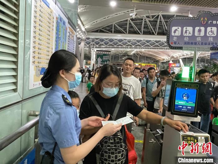 广州南站彻夜灯火护万家团圆
