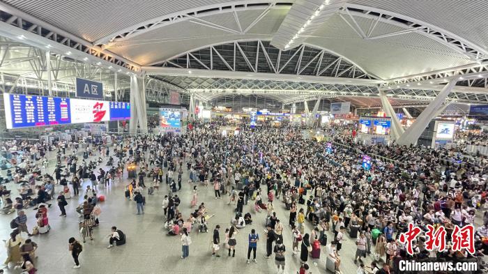 广州南站彻夜灯火护万家团圆