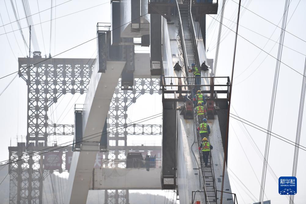 陕西东庄水利枢纽泾河大桥主拱合龙