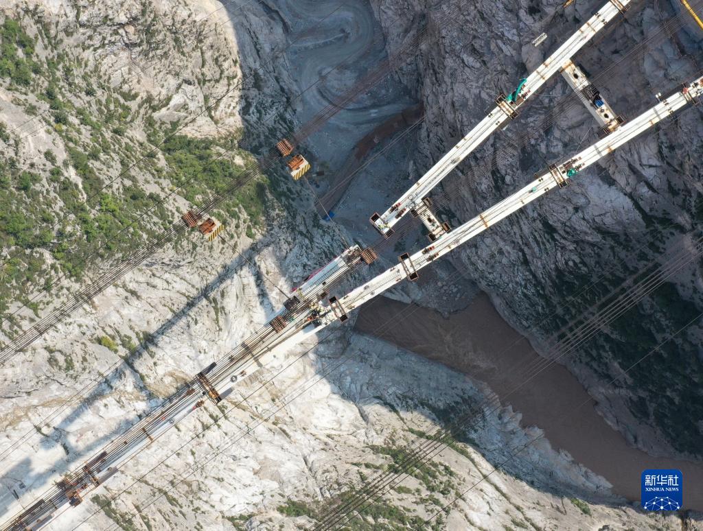 陕西东庄水利枢纽泾河大桥主拱合龙