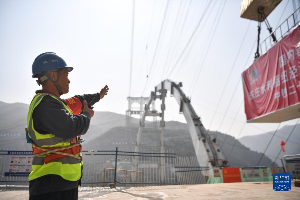 陕西东庄水利枢纽泾河大桥主拱合龙