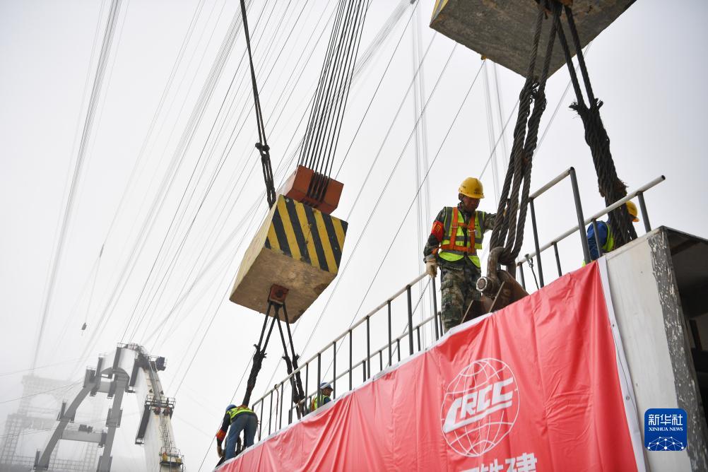 陕西东庄水利枢纽泾河大桥主拱合龙
