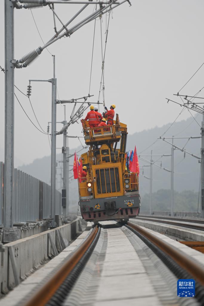 浙江:杭温铁路开始架设接触线